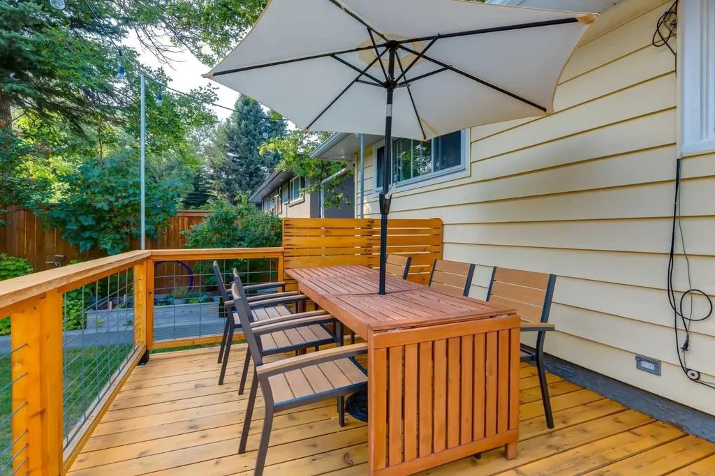 131 Thorncrest Road NW Calgary AB T2K 3B5