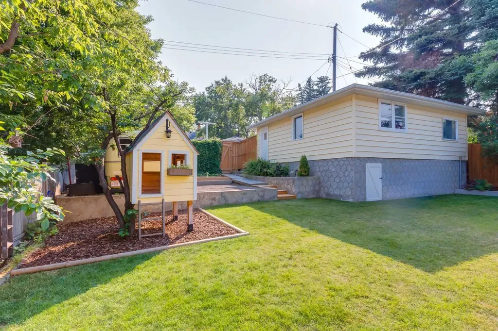 131 Thorncrest Road NW Calgary AB T2K 3B5