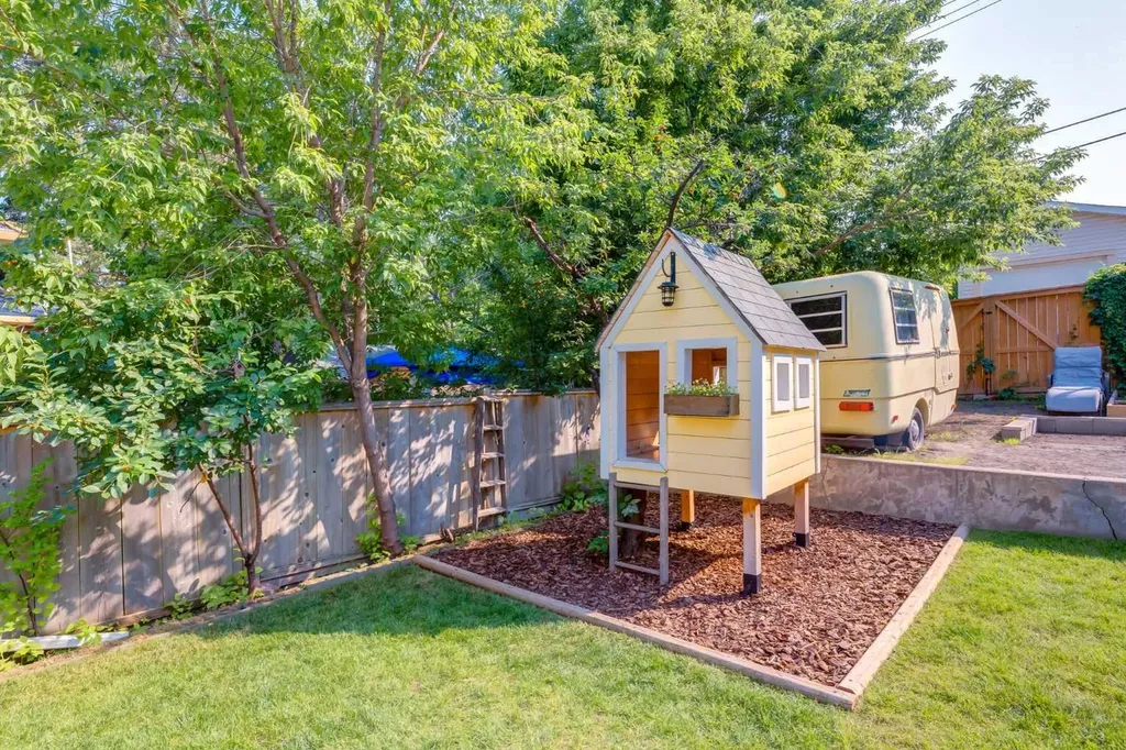 131 Thorncrest Road NW Calgary AB T2K 3B5