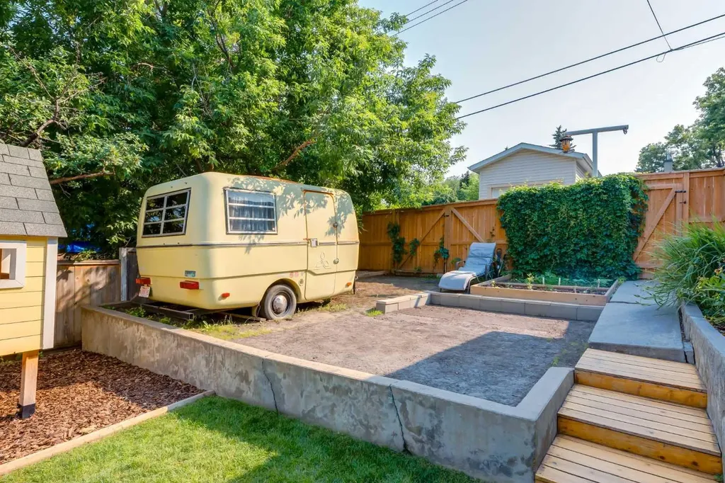 131 Thorncrest Road NW Calgary AB T2K 3B5