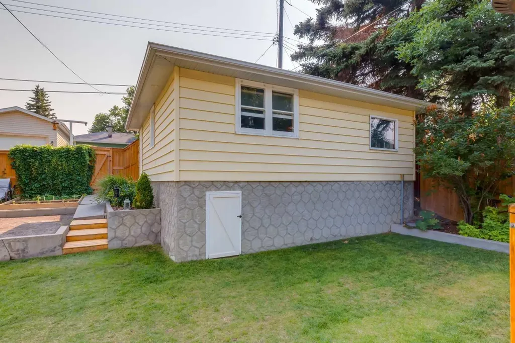 131 Thorncrest Road NW Calgary AB T2K 3B5