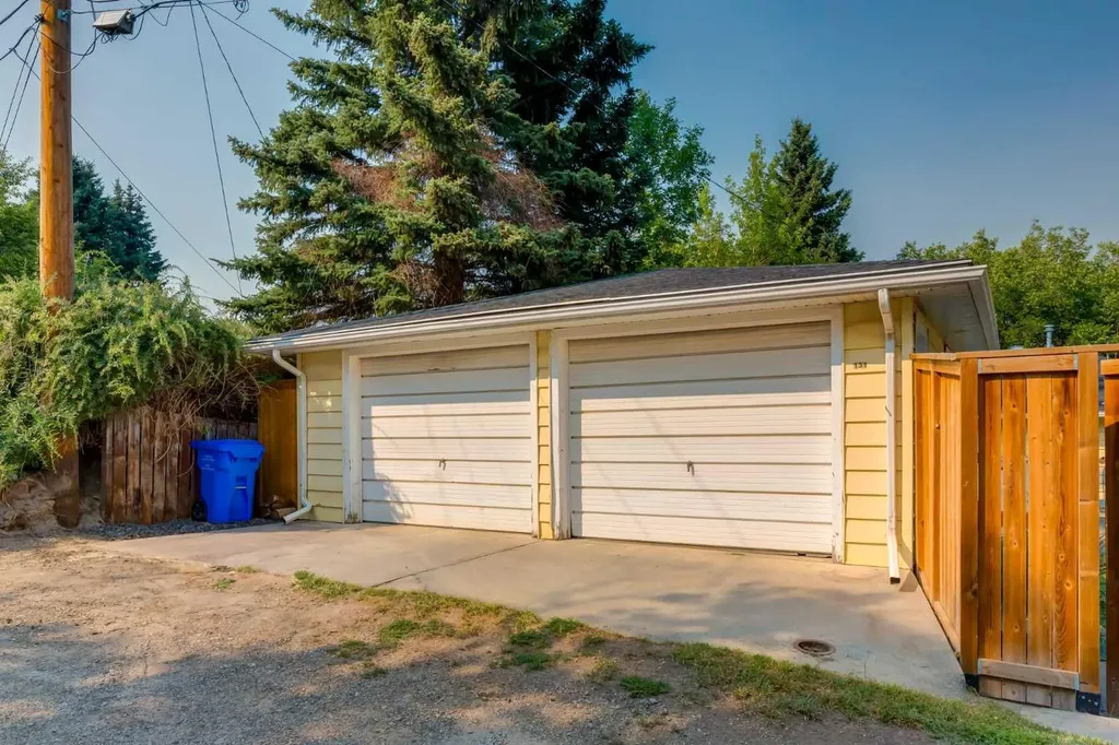131 Thorncrest Road NW Calgary AB T2K 3B5