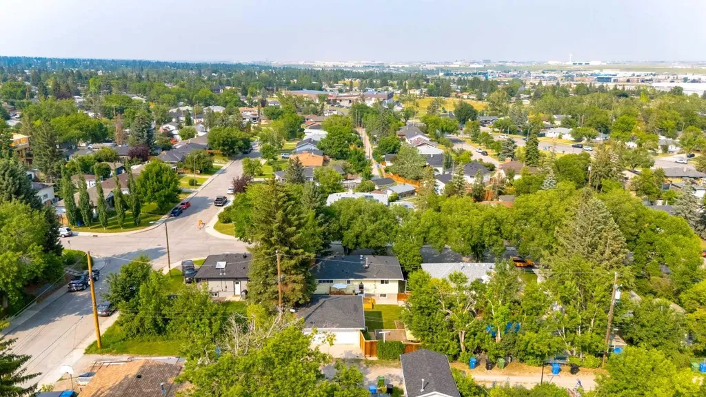 131 Thorncrest Road NW Calgary AB T2K 3B5