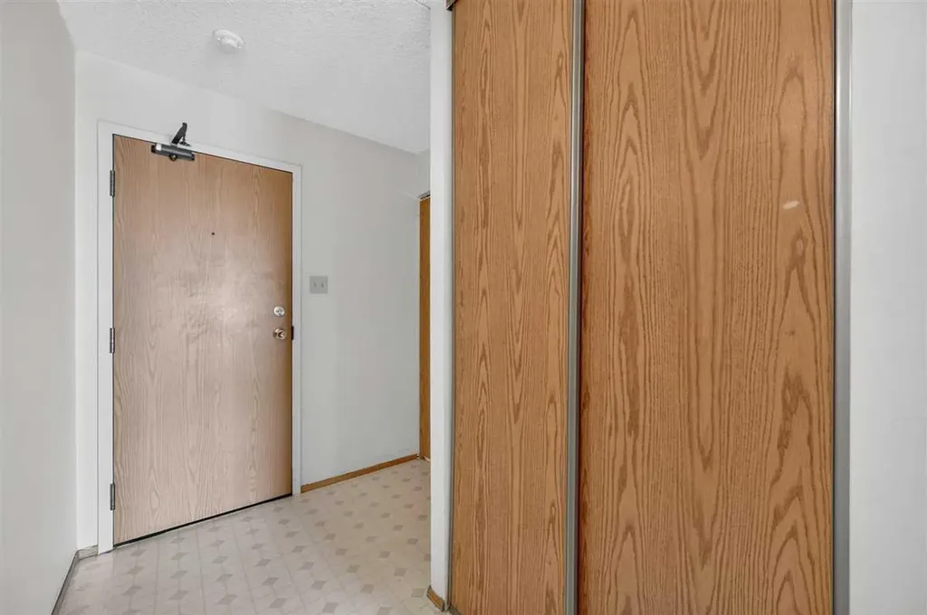 5204 Dalton Drive NW Calgary AB T3A 3H1