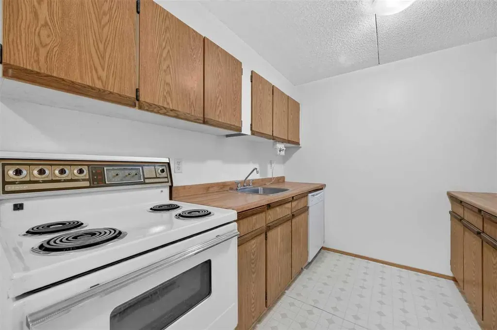 5204 Dalton Drive NW Calgary AB T3A 3H1