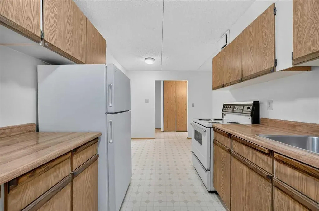 5204 Dalton Drive NW Calgary AB T3A 3H1