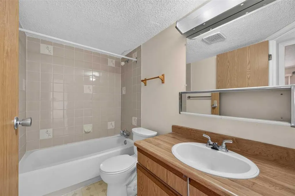 5204 Dalton Drive NW Calgary AB T3A 3H1