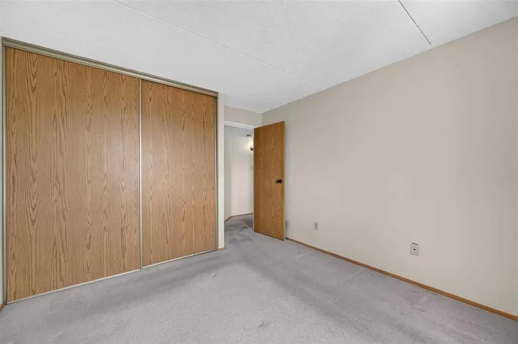 5204 Dalton Drive NW Calgary AB T3A 3H1
