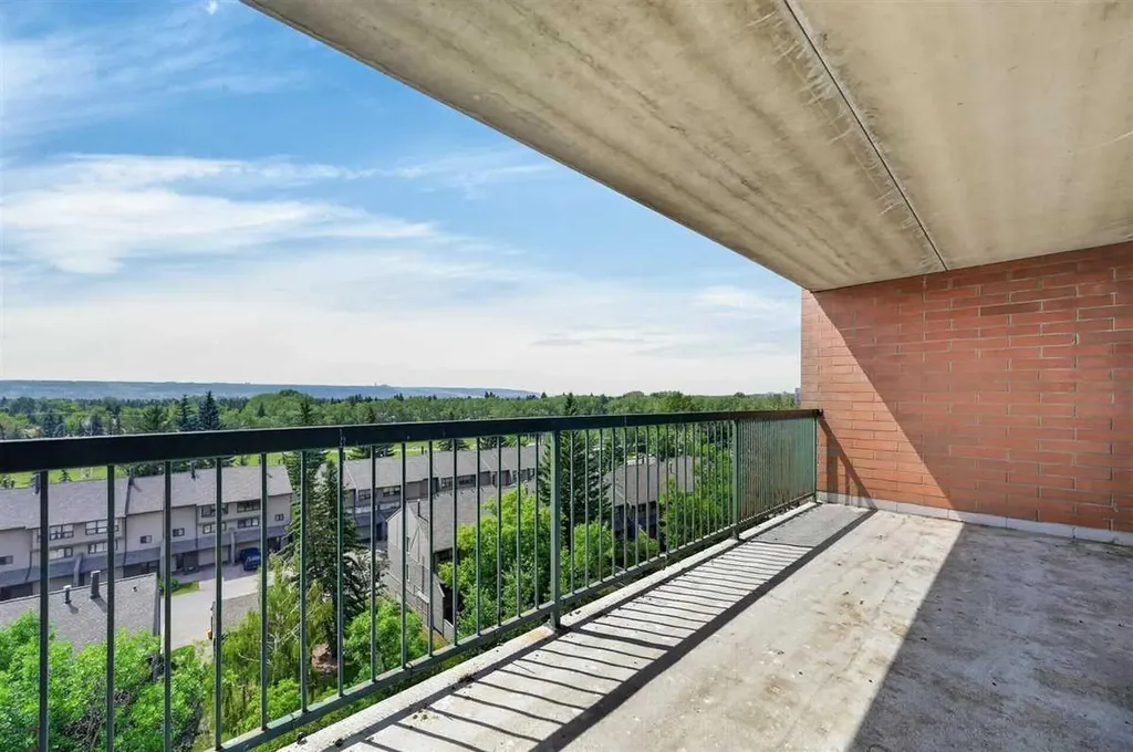 5204 Dalton Drive NW Calgary AB T3A 3H1