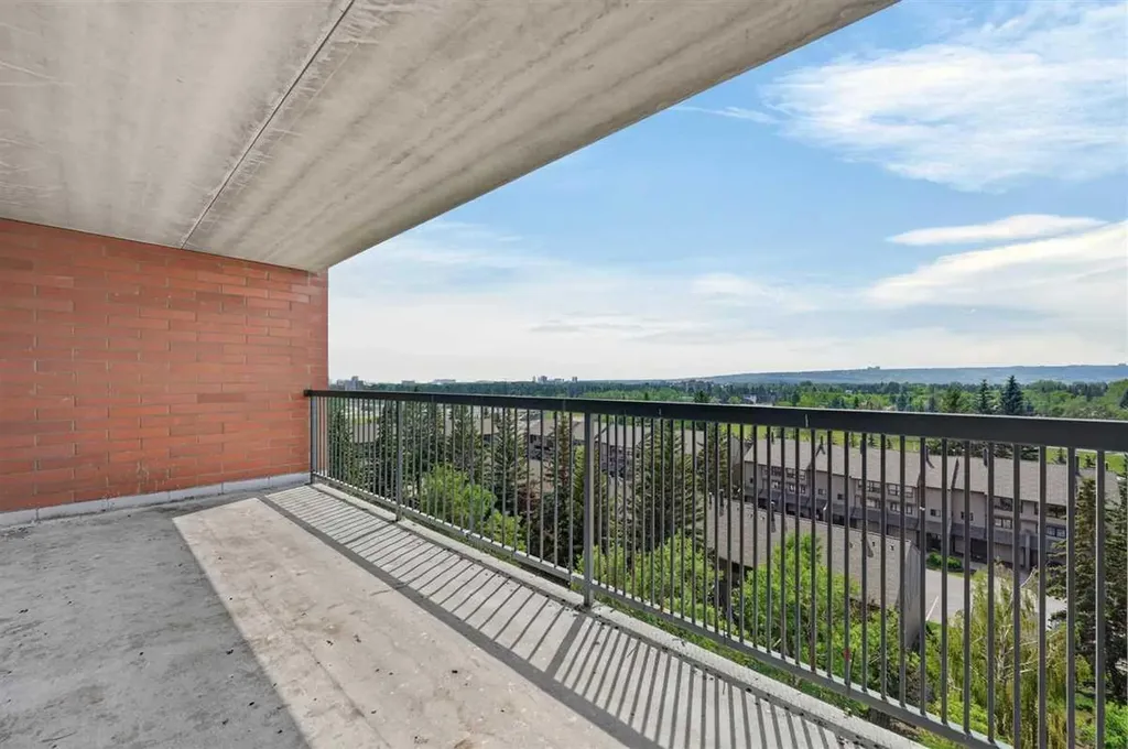5204 Dalton Drive NW Calgary AB T3A 3H1