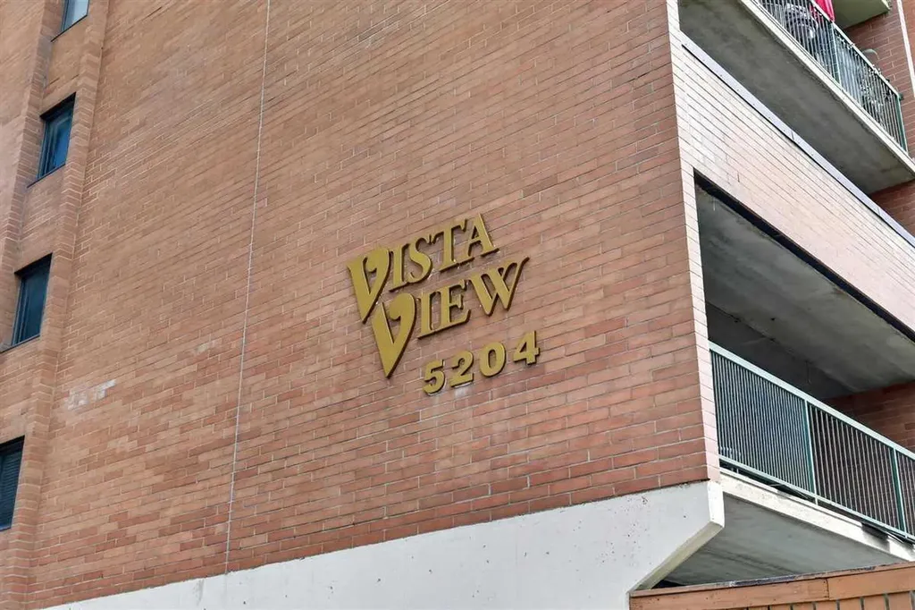 5204 Dalton Drive NW Calgary AB T3A 3H1