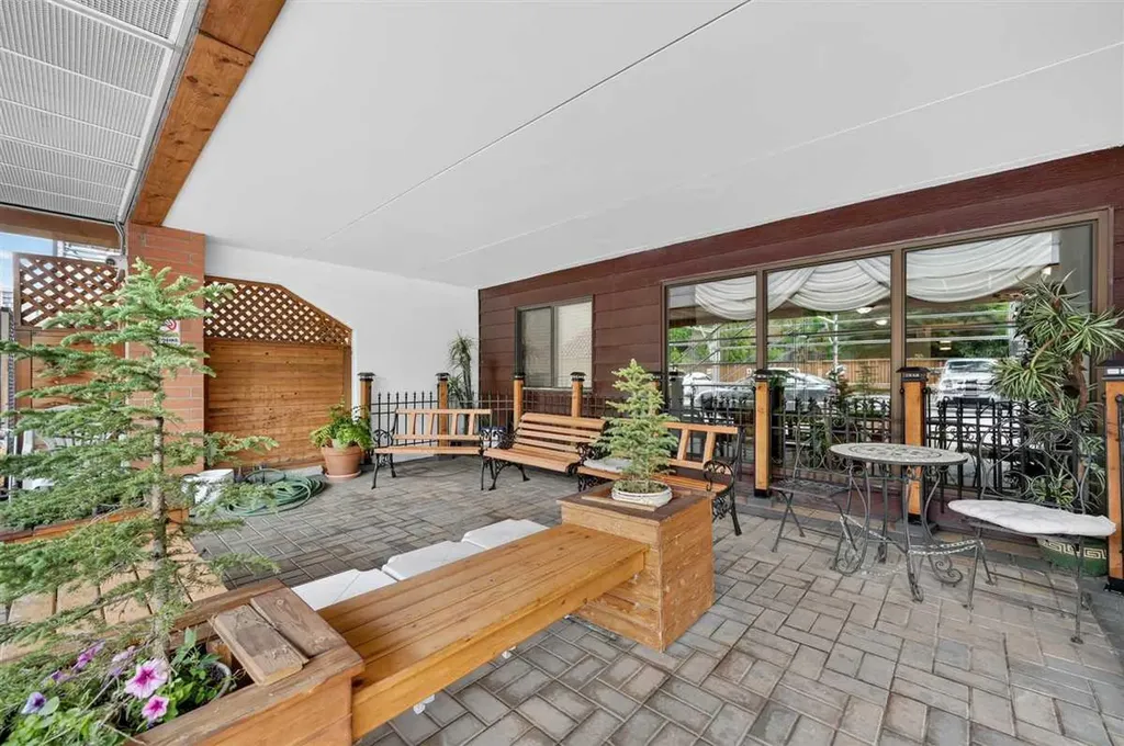 5204 Dalton Drive NW Calgary AB T3A 3H1