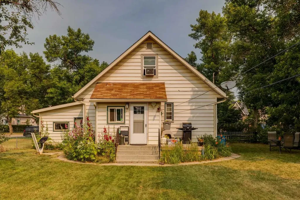 2209 22 Street Nanton AB T0L 1R0