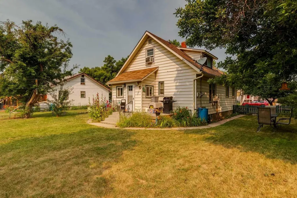 2209 22 Street Nanton AB T0L 1R0