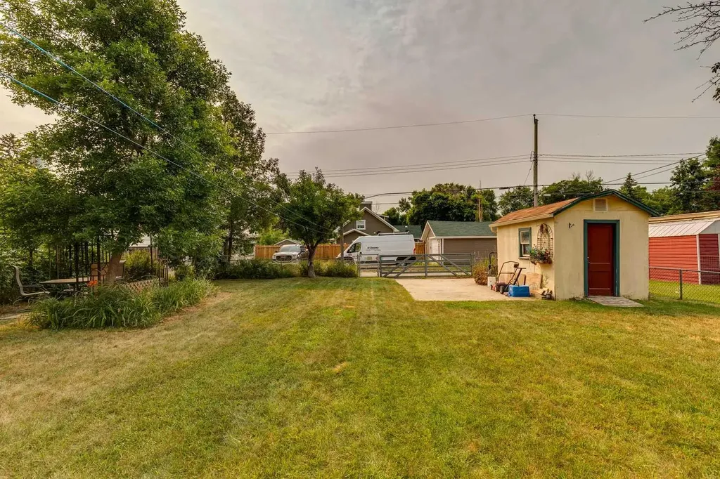 2209 22 Street Nanton AB T0L 1R0