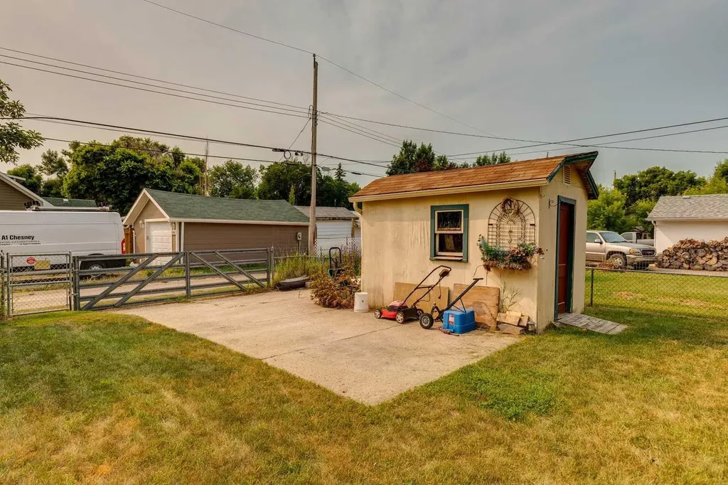 2209 22 Street Nanton AB T0L 1R0