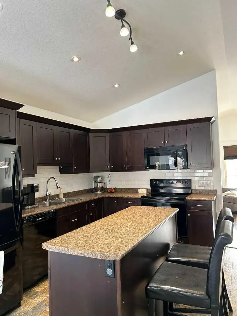 1319 54 Avenue Lloydminster AB T9V2K1