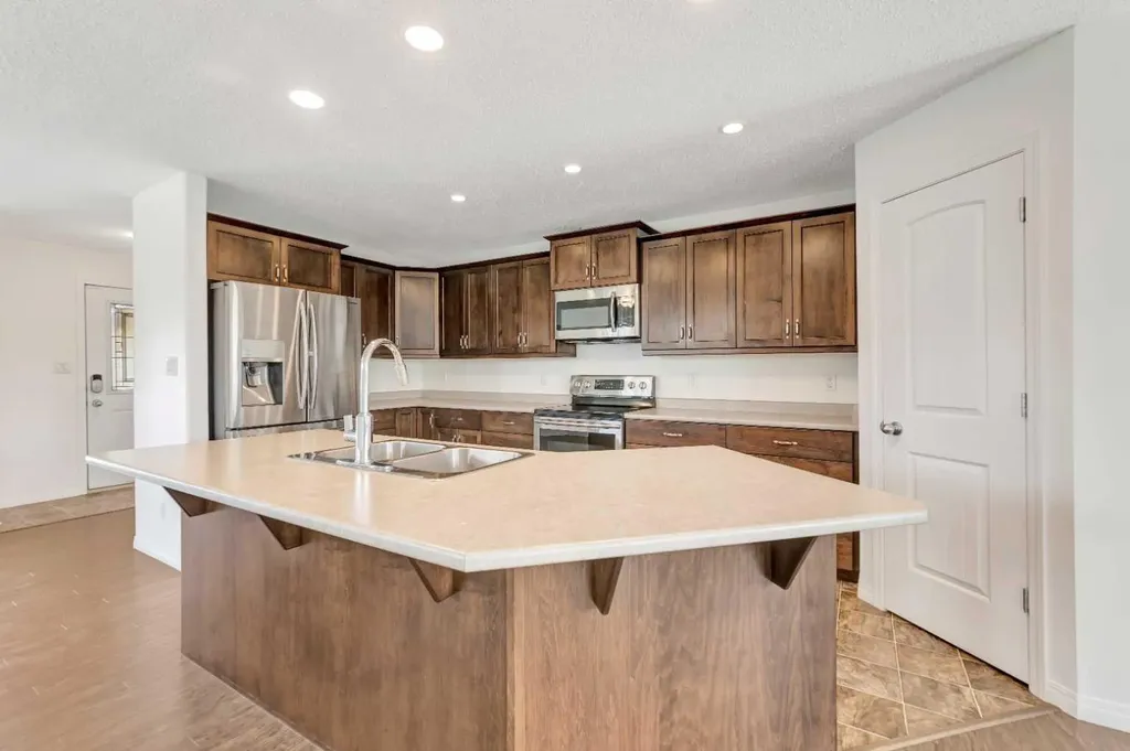 2715 73 Avenue Lloydminster AB T9V 2V8