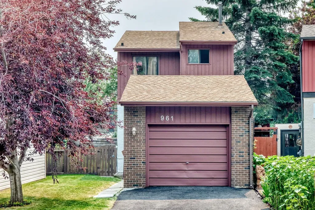 961 Ranchview Crescent NW Calgary AB T3G1A4
