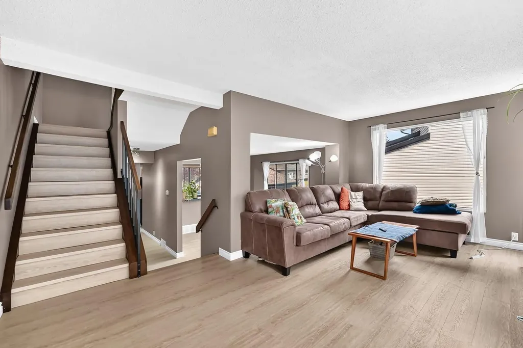 961 Ranchview Crescent NW Calgary AB T3G1A4