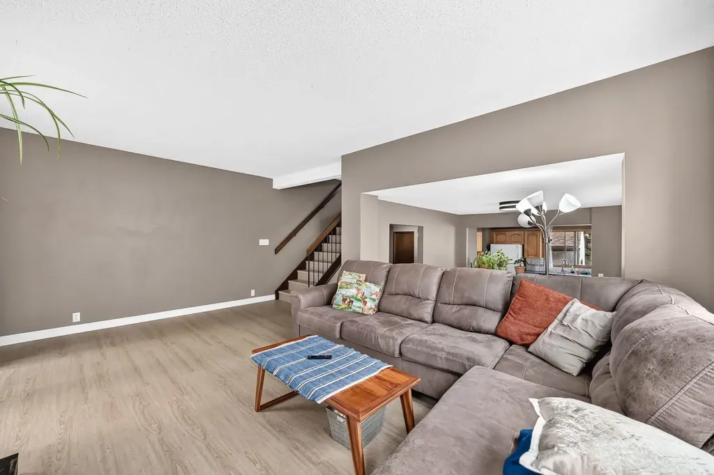 961 Ranchview Crescent NW Calgary AB T3G1A4