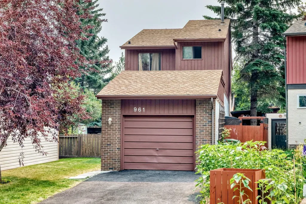 961 Ranchview Crescent NW Calgary AB T3G1A4