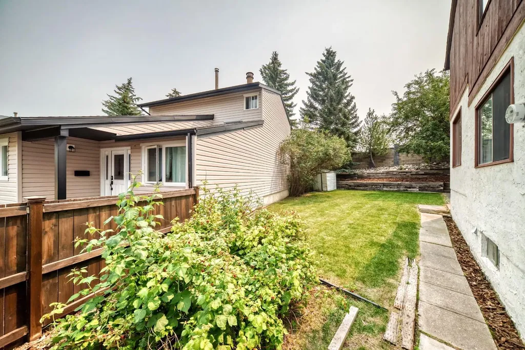 961 Ranchview Crescent NW Calgary AB T3G1A4