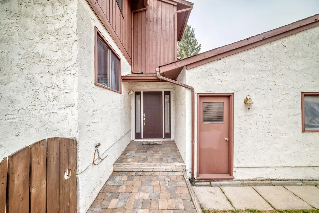 961 Ranchview Crescent NW Calgary AB T3G1A4