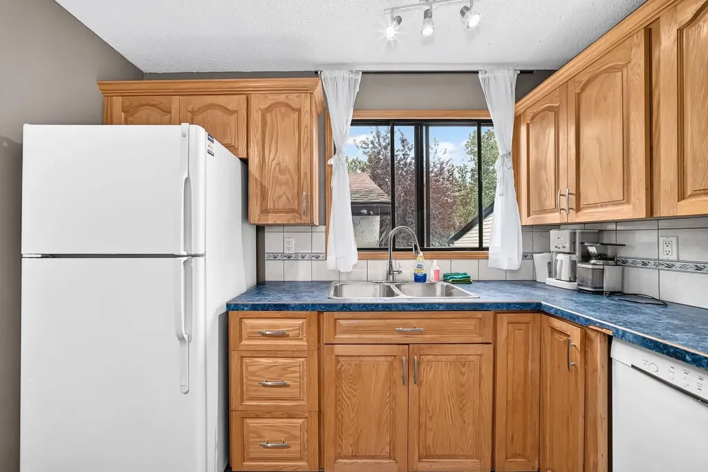 961 Ranchview Crescent NW Calgary AB T3G1A4