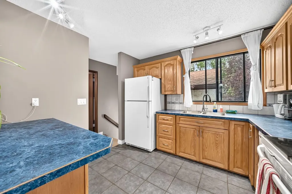 961 Ranchview Crescent NW Calgary AB T3G1A4