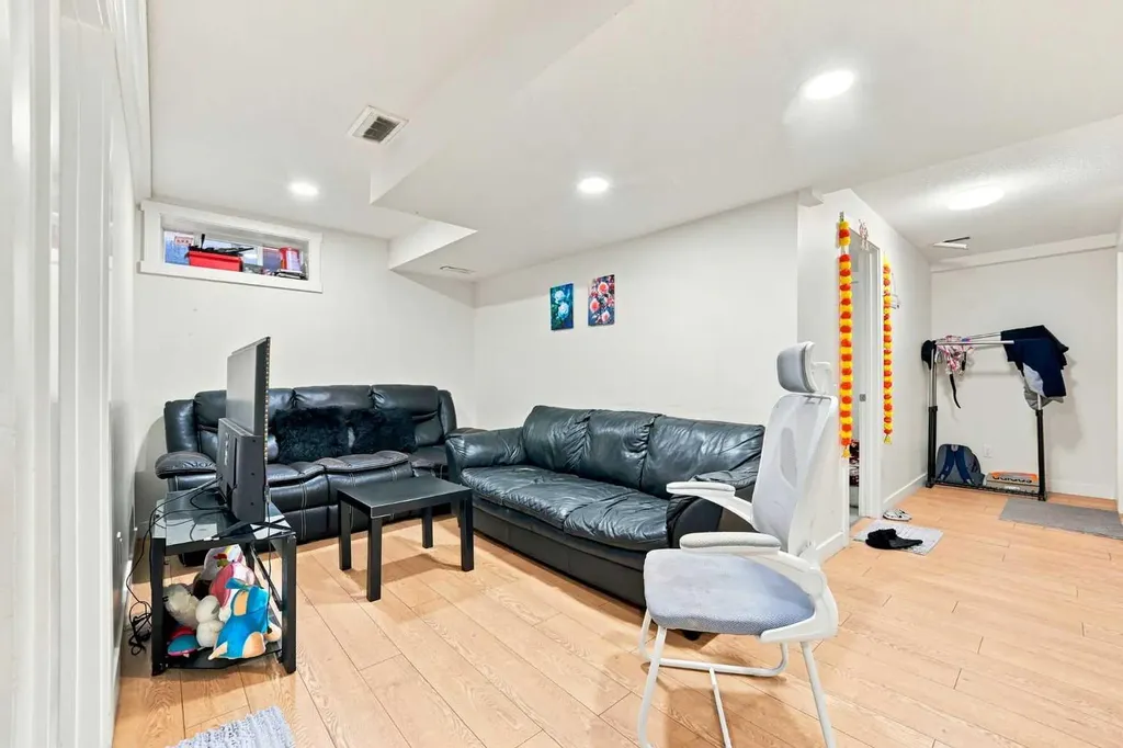 278 Martha's Manor NE Calgary AB T3Y 4Y6