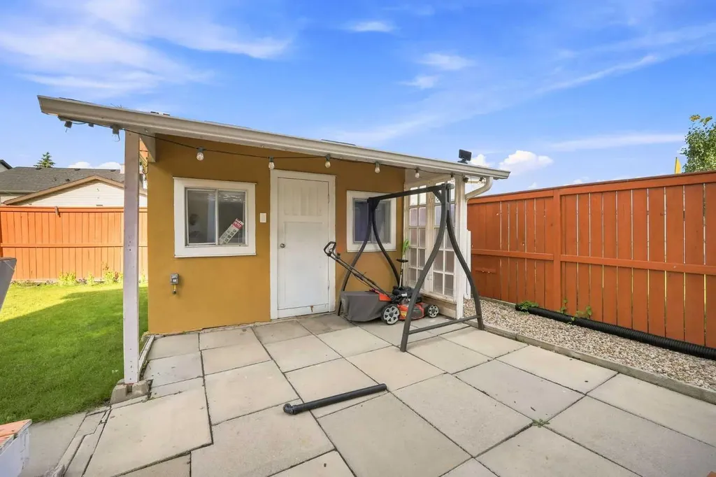 278 Martha's Manor NE Calgary AB T3Y 4Y6