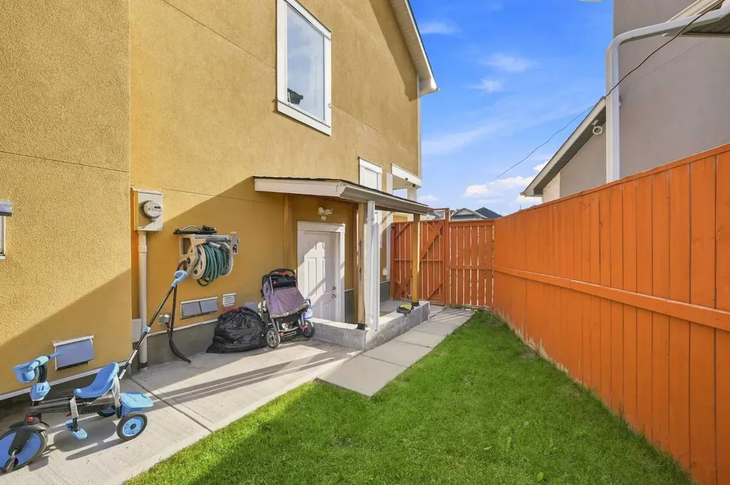 278 Martha's Manor NE Calgary AB T3Y 4Y6