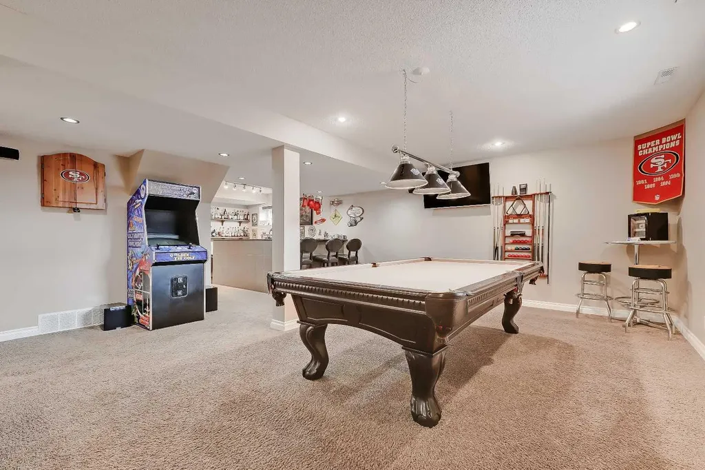 46 Spring View SW Calgary AB T3H 3S7