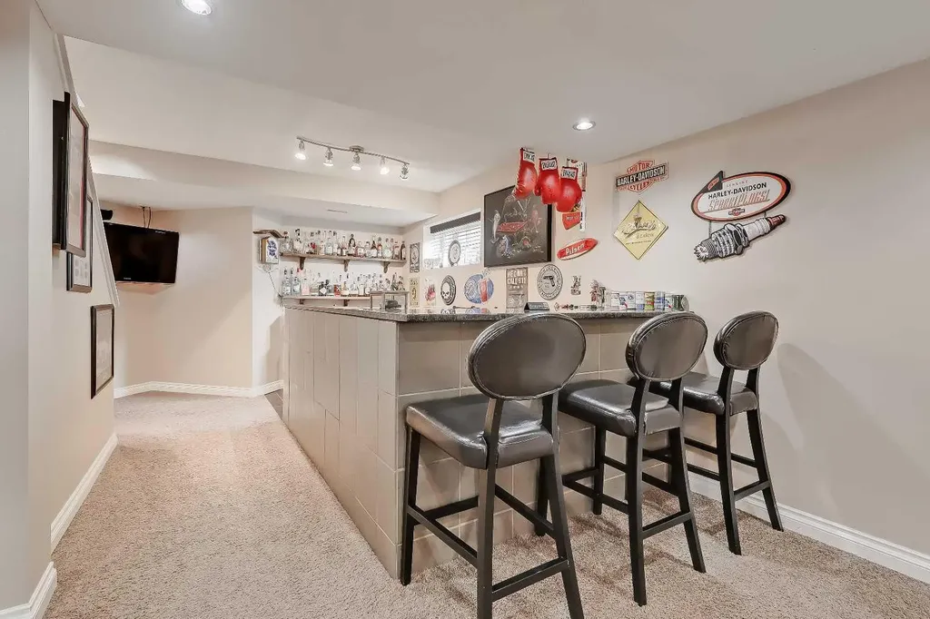 46 Spring View SW Calgary AB T3H 3S7
