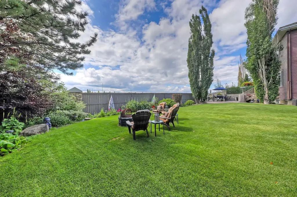 46 Spring View SW Calgary AB T3H 3S7