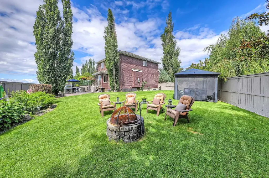 46 Spring View SW Calgary AB T3H 3S7