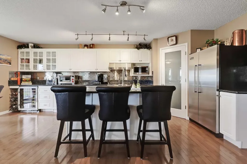 46 Spring View SW Calgary AB T3H 3S7