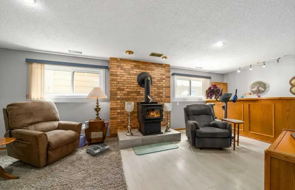 16 Carry Court SE Medicine Hat AB T1B 3T9