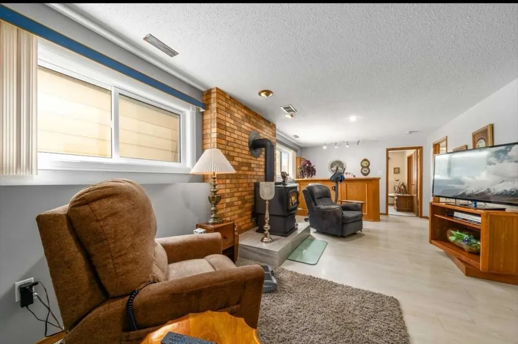 16 Carry Court SE Medicine Hat AB T1B 3T9