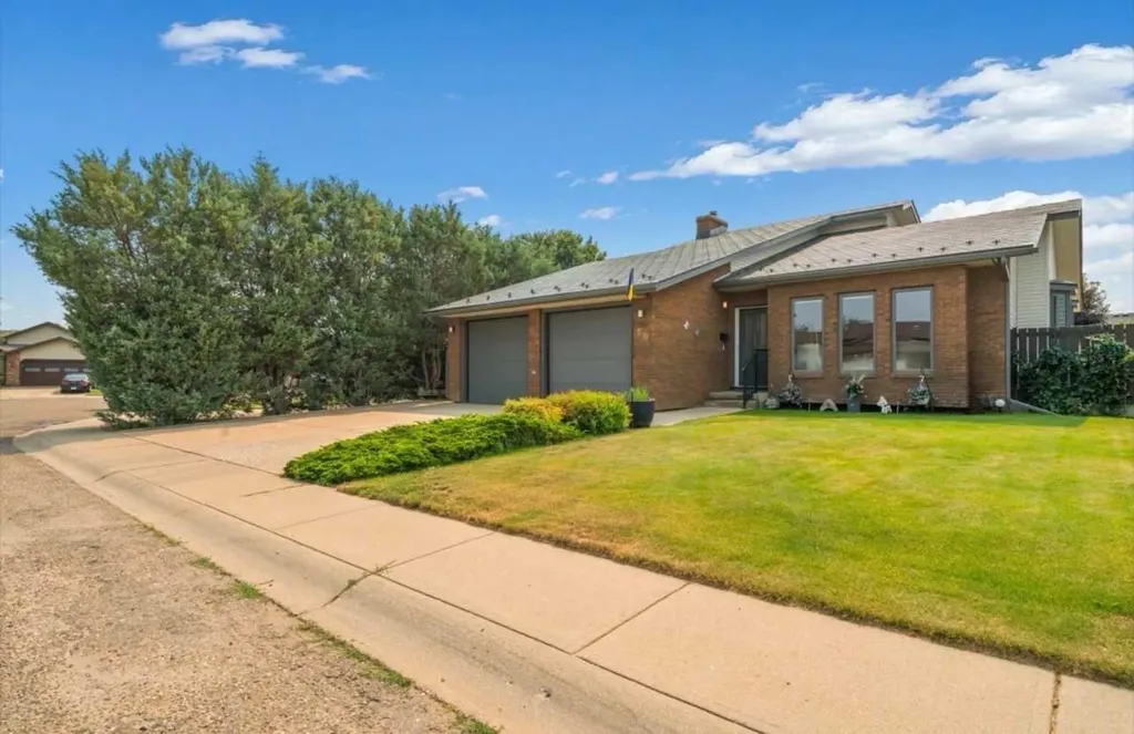 16 Carry Court SE Medicine Hat AB T1B 3T9