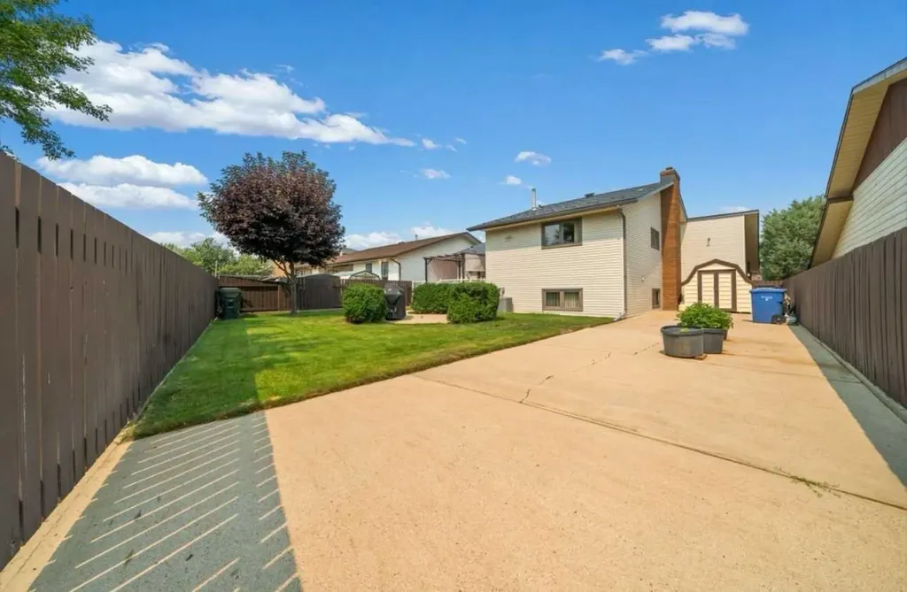 16 Carry Court SE Medicine Hat AB T1B 3T9