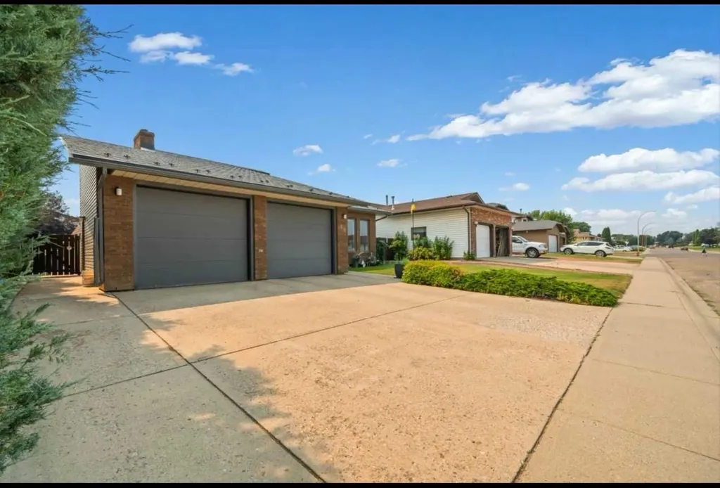 16 Carry Court SE Medicine Hat AB T1B 3T9