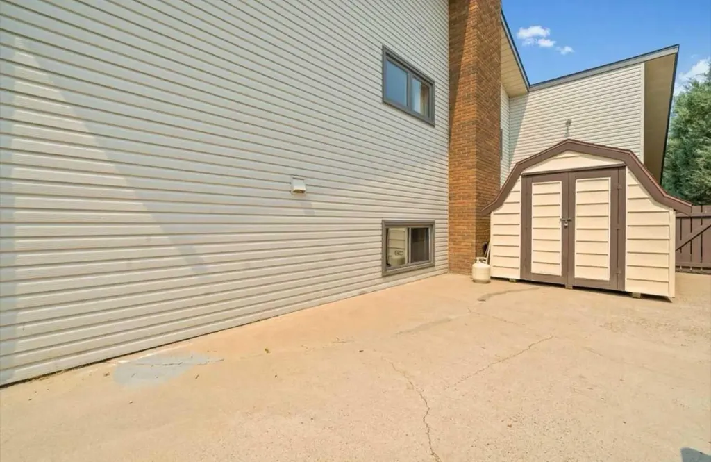 16 Carry Court SE Medicine Hat AB T1B 3T9