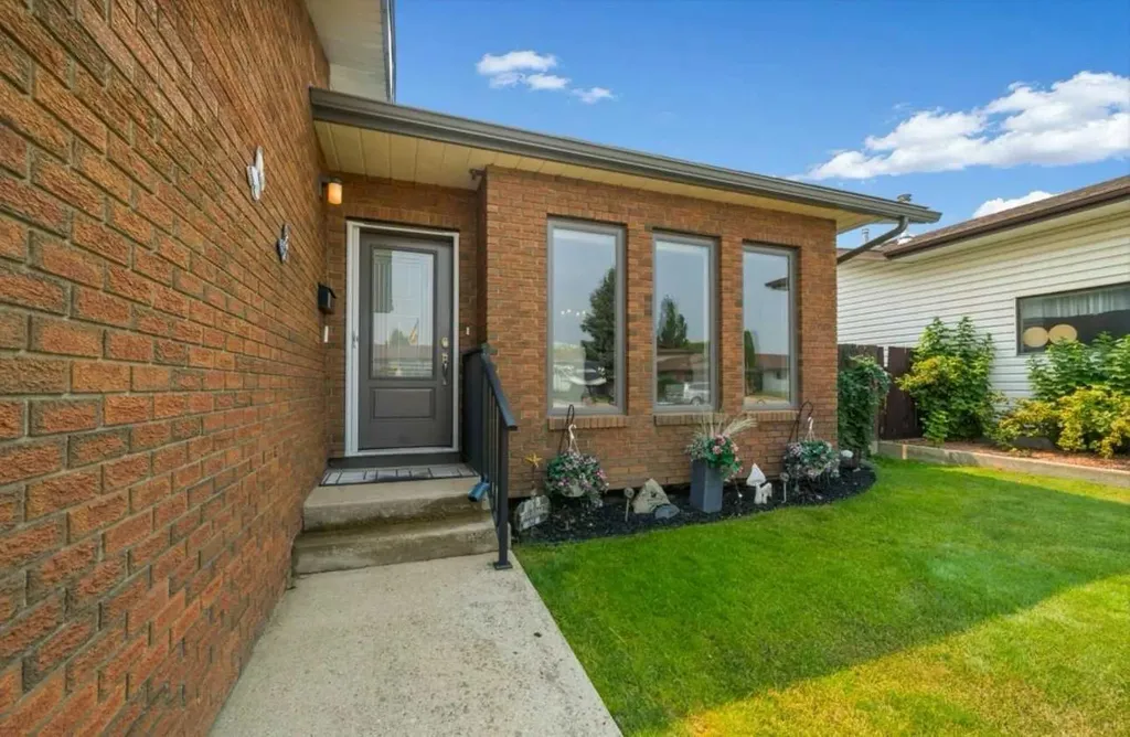 16 Carry Court SE Medicine Hat AB T1B 3T9