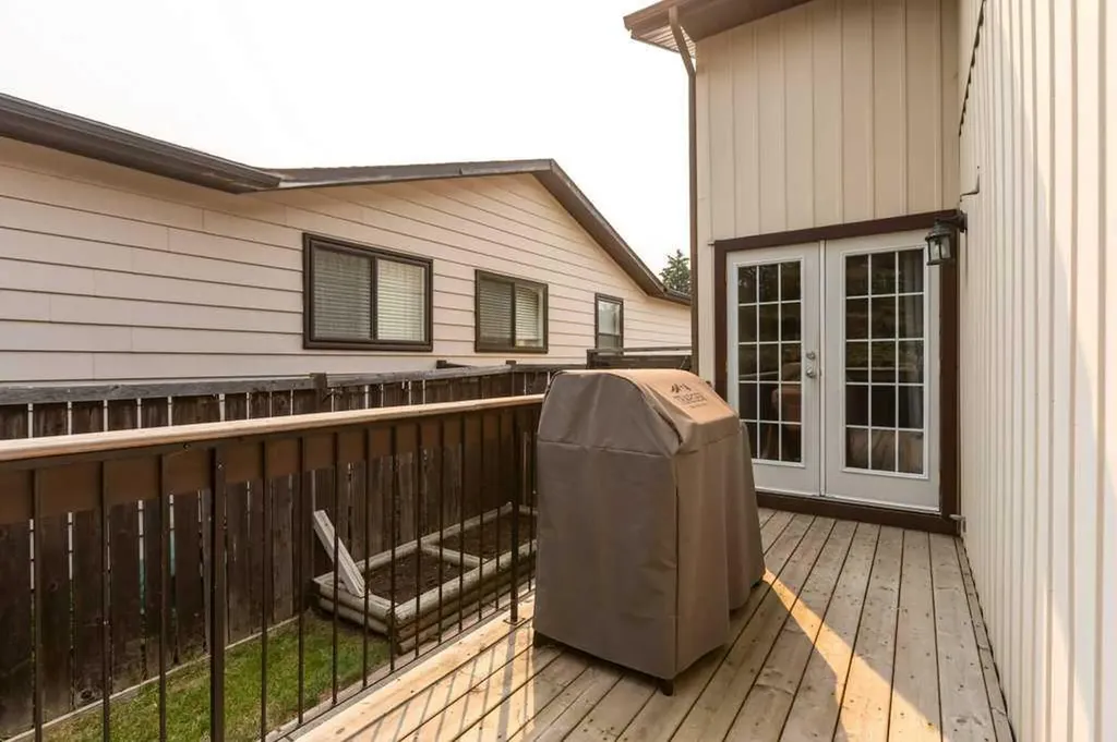 167 Deerpath Court SE Calgary AB T2J 6K9