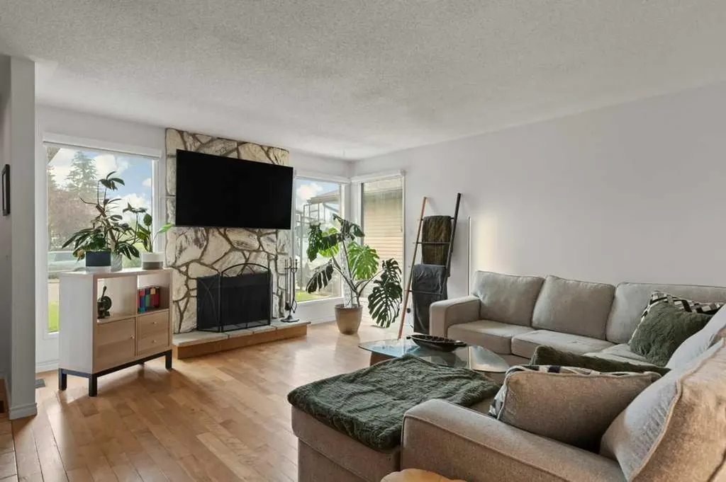 167 Deerpath Court SE Calgary AB T2J 6K9
