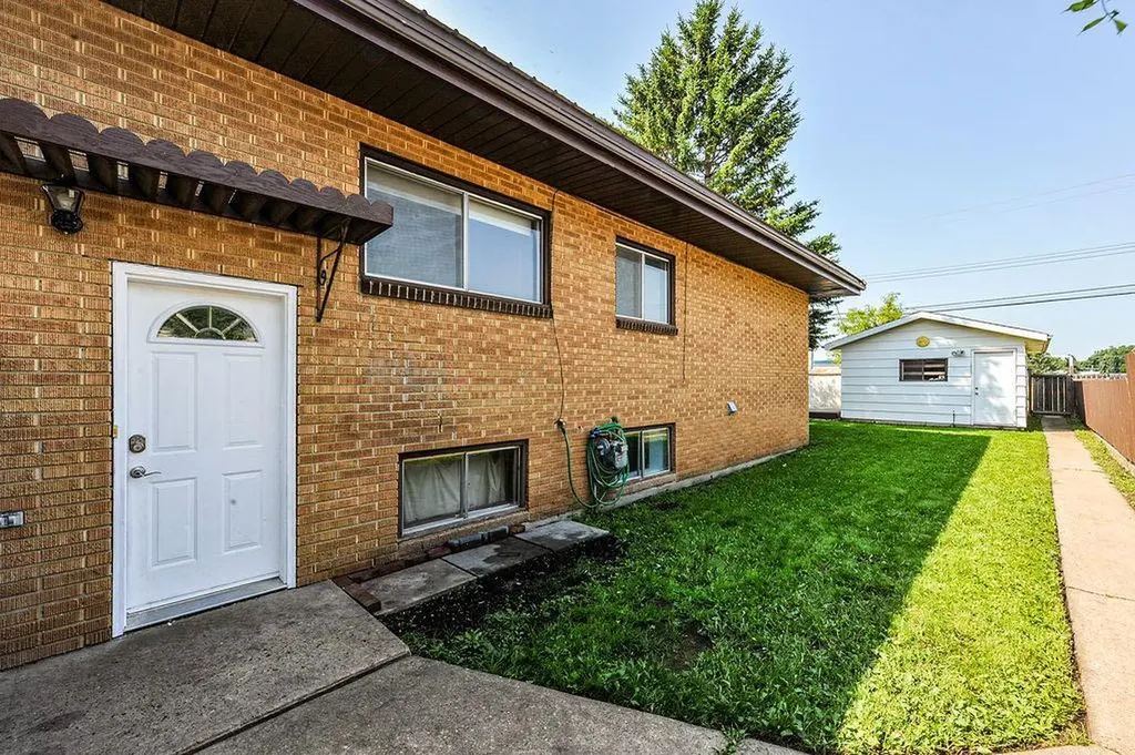 Mount Pleasant Drive Camrose AB T4V 2M6