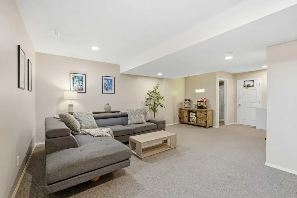 14 Reid Court Sylvan Lake AB T4S 0L9