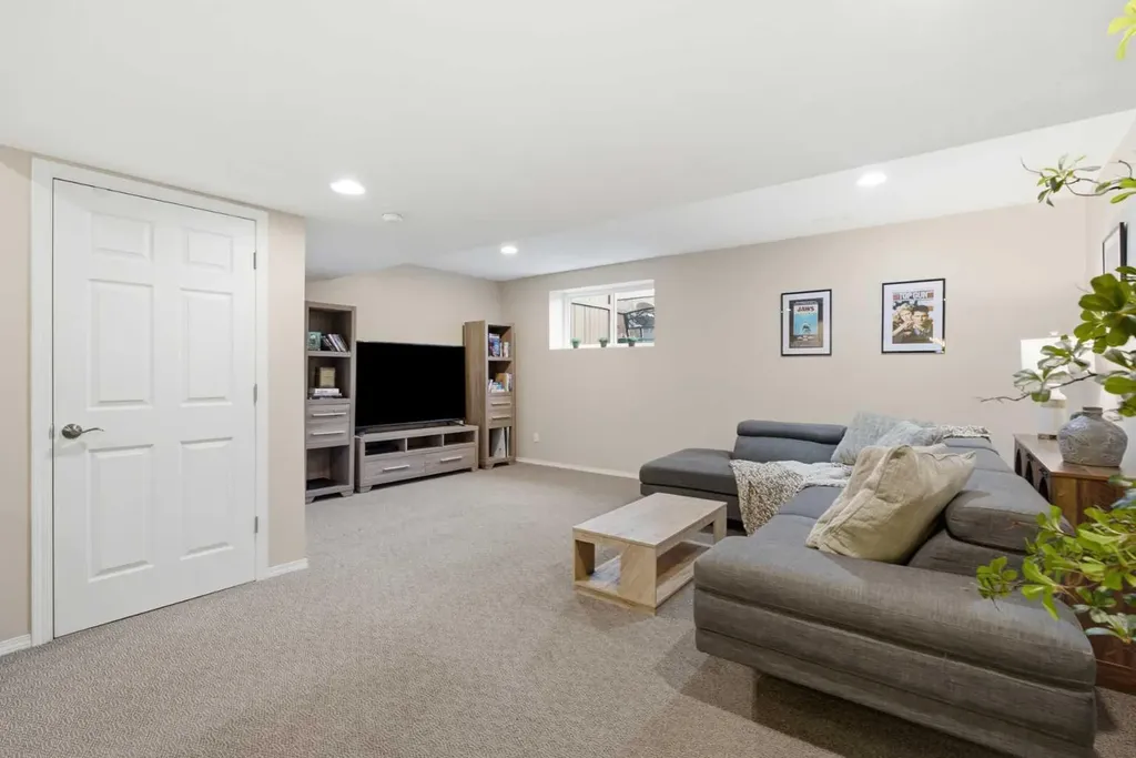 14 Reid Court Sylvan Lake AB T4S 0L9